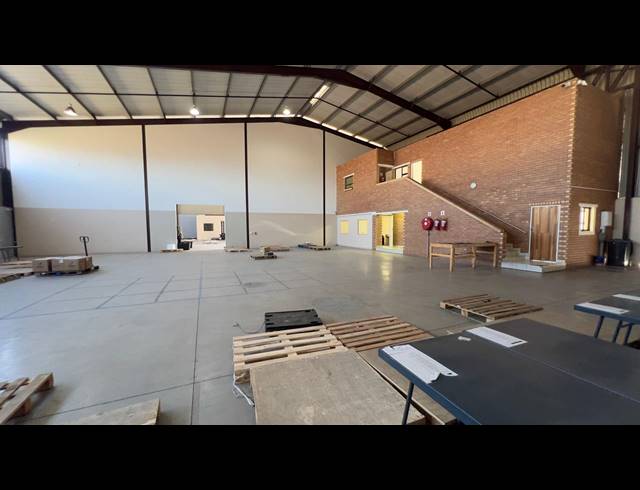 1,189M² WAREHOUSE TO LET IN AIRPORT PARK